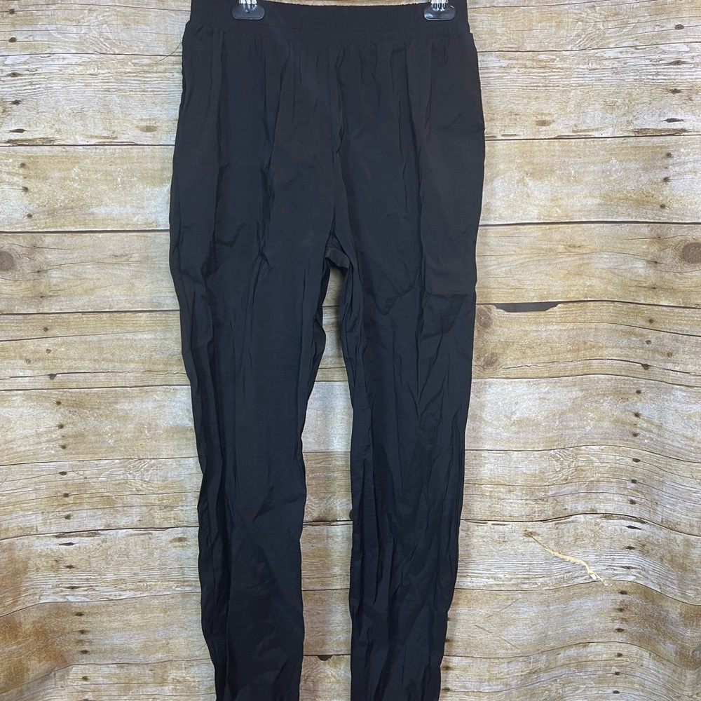 Fashion nova windbreaker style pants 🛍